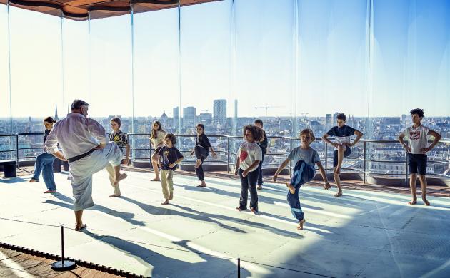 Martial arts demo voor kinderen met uitzicht over Antwerpen.