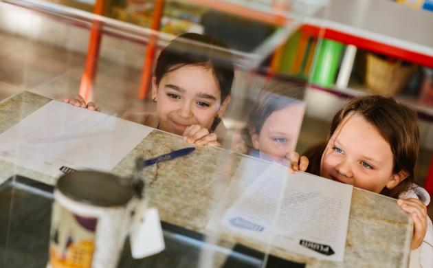 Schrijfdag De Wondere Pluim 2 kinderen kijken naar een object