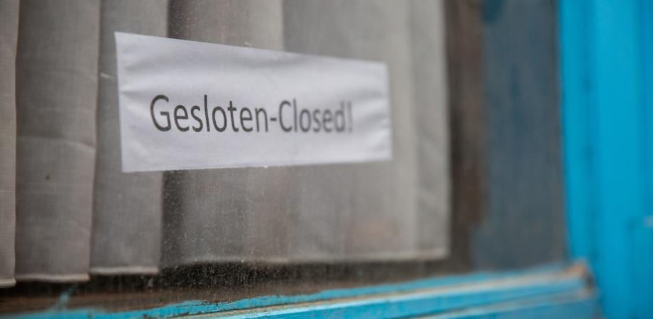 papier op raam met tekst Gesloten - Closed