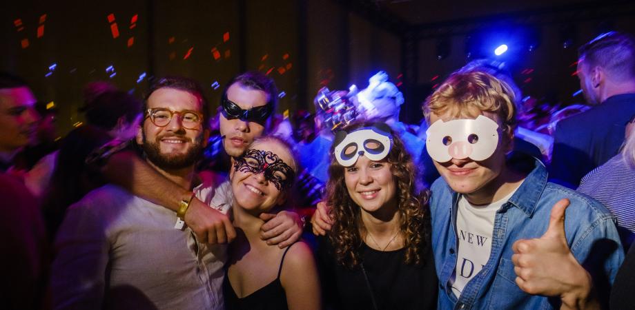 Foto van feestende jongeren op masked