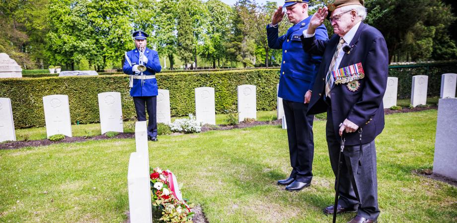 Bezoek aan begraafplaats Schoonselhof met veteraan Pearson.