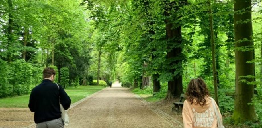 2 jongeren op weg naar het AfricaMuseum