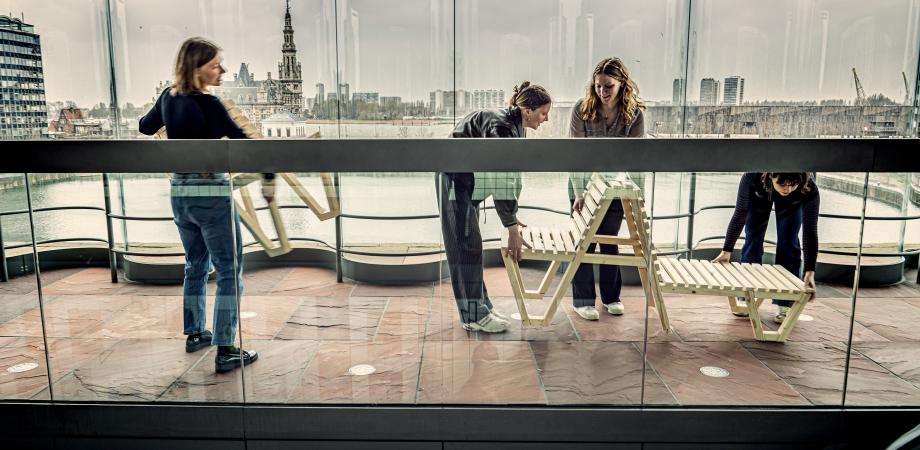 Studenten van UA plaatsen eigen gemaakte banken in het MAS