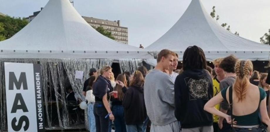 Jongeren op de festivalweide van StuDay