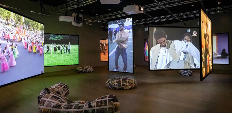 Installation view at Museum Tinguely, Anouk Kruithof, «Universal Tongue», 2018 © 2022 Museum Tinguely
