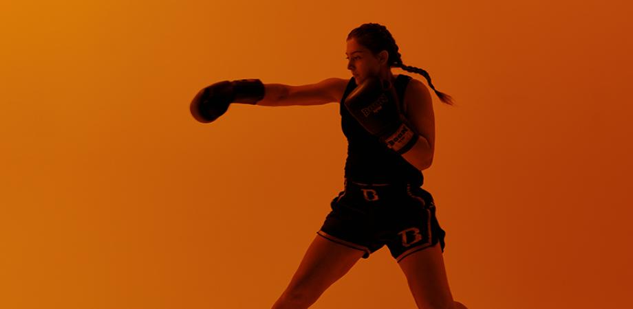 Thaibokser in gevechtshouding met bokshandschoenen