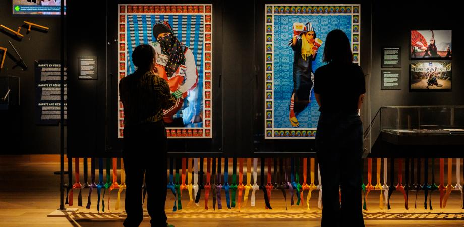 Bezoekers bekijken de tentoonstelling ‘Martial Arts’ over het Antwerpse sportlandschap.