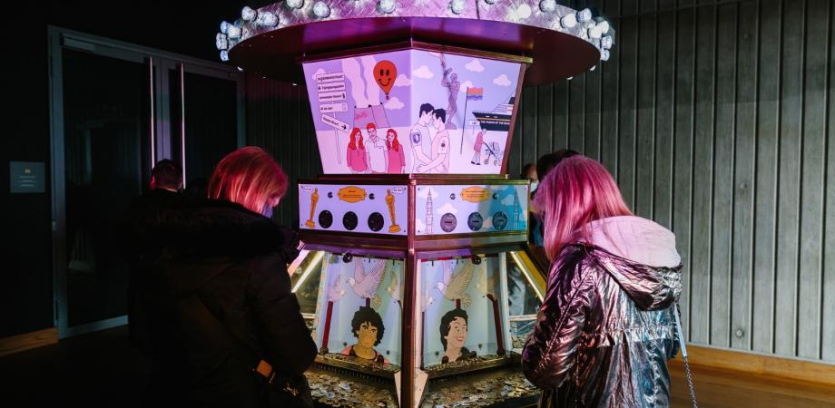 2 vrouwen staan aan een coin pusher