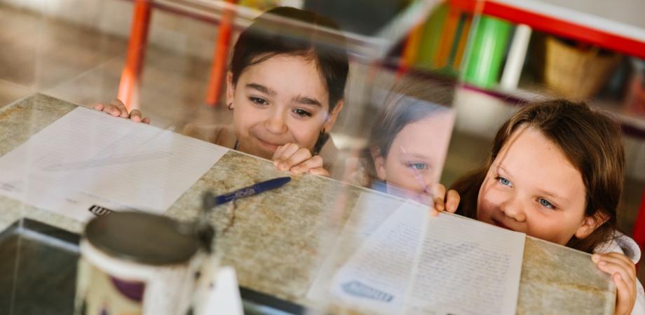 2 kinderen kijken naar een object