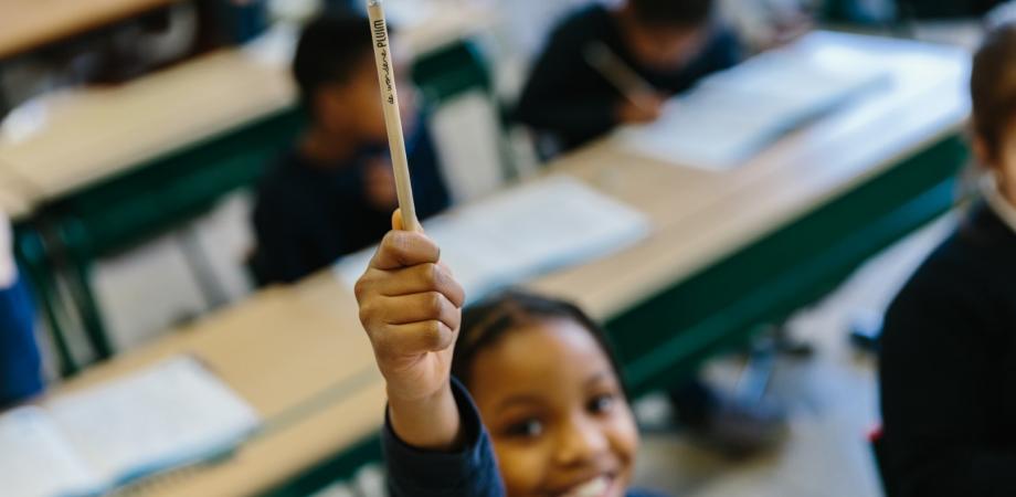 kind steek een potlood in de lucht