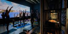 Yoga sessie in de expozaal van Compassion