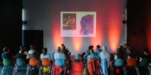 Bezoeker volgen panelgesprek in MASbox