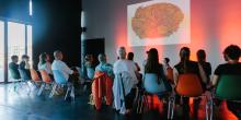 Bezoekers volgen panelgesprek in MASbox