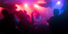 Dansende personen op een FLINTA-party