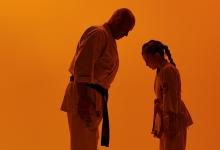 Karate-instructeur en leerling buigen naar elkaar