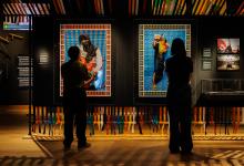 Bezoekers bekijken de tentoonstelling ‘Martial Arts’ over het Antwerpse sportlandschap.