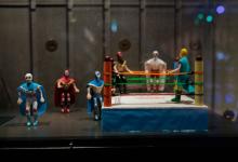 Speelgoedworstelring met gemaskerde worstelaars.