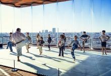 Martial arts demo voor kinderen met uitzicht over Antwerpen.