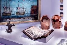 Museumvitrine over historische koffiehandel en globalisering in het MAS.